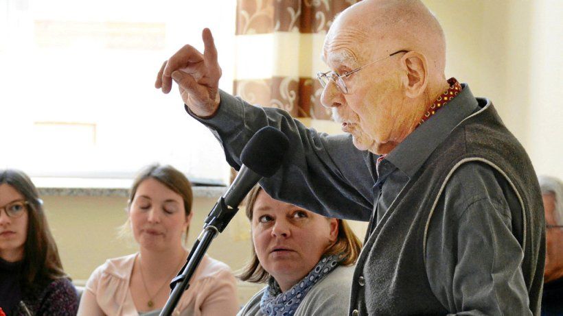 Gymnasiasten fragen Zeugen von Buchenwald