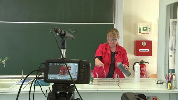 Chemie-Experiment im Schul-TV