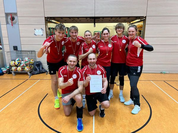 Erfolgreicher Auftritt beim weihnachtlichen Lehrervolleyballturnier – Das Lyonel-Feininger-Gymnasium triumphiert